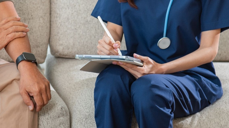 Nhân viên y tế giám sát bệnh nhân uống thuốc theo phương pháp DOTS