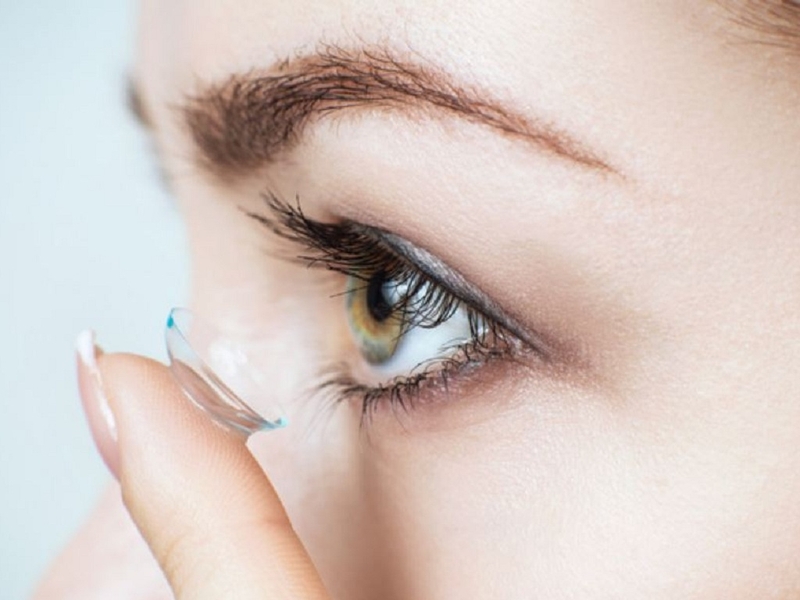 Đeo kính áp tròng quá hạn có sao không? Lưu ý gì khi đeo 2