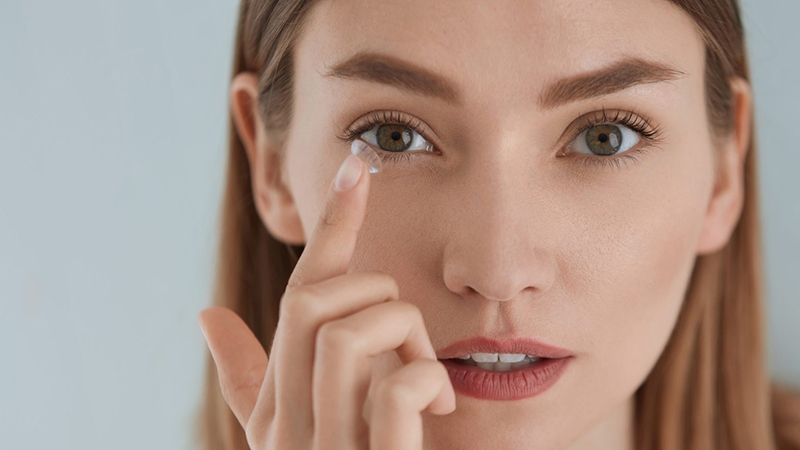 Đeo kính áp tròng quá hạn có sao không? Lưu ý gì khi đeo 1