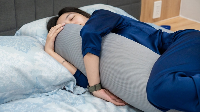 Điểm qua những công dụng của tư thế kẹp gối giữa hai chân khi ngủ 1