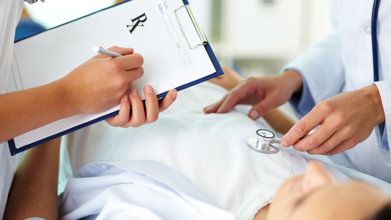 Việc xử trí chủ yếu là điều trị triệu chứng kết hợp chăm sóc hỗ trợ, với theo dõi y tế trong những trường hợp cần thiết