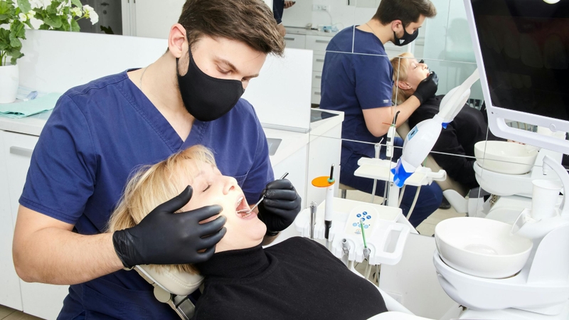 Eugenol được phối hợp với oxy kẽm (ZnO) tạo thành hỗn hợp có tác dụng giảm đau trong nha khoa