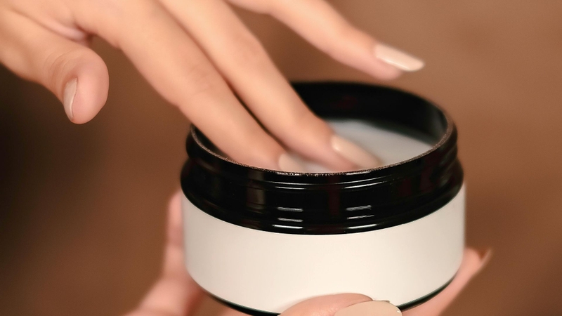 Ở nồng độ thấp, Eugenol giúp khử mùi, làm dịu da và hạn chế vi khuẩn gây mụn