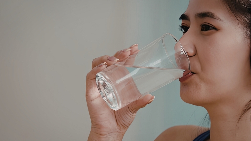 Uống đủ nước mỗi ngày giúp hỗ trợ chuyển hóa và giảm gánh nặng cho gan