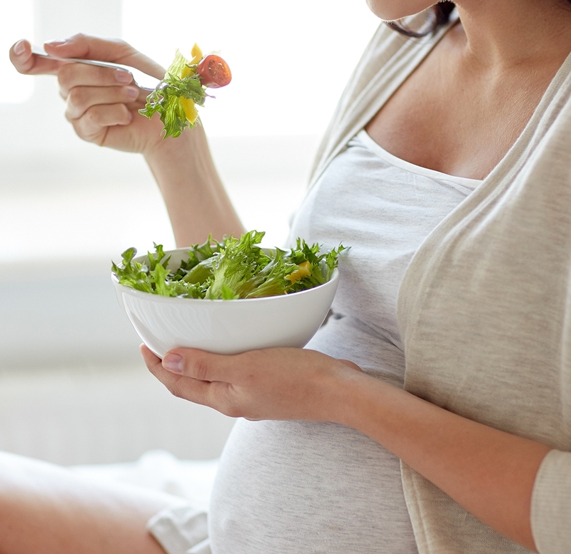 Giải đáp cùng chuyên gia: Bầu ăn rau sống được không? Những lưu ý khi ăn rau sống 2