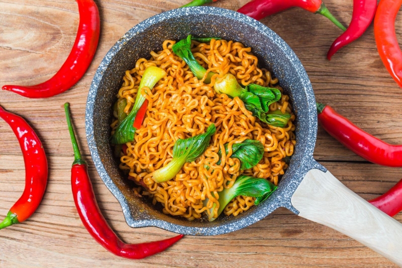 Giải đáp thắc mắc: Bầu ăn mì cay được không? Ăn nhiều mì cay có tốt không? 2