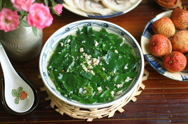 Canh rau ngót nấu thịt băm là món canh bổ dưỡng rất tốt cho mẹ sau sinh