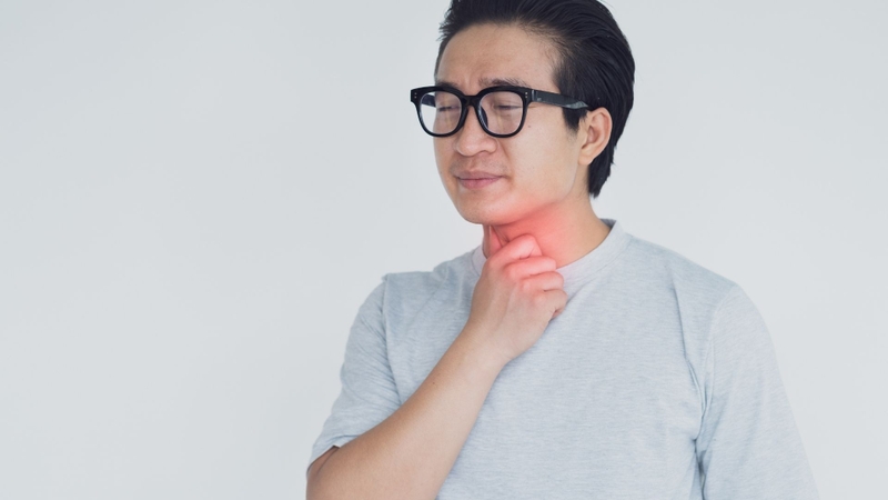 Hexylresorcinol làm dịu cảm giác đau họng bằng cách ức chế vi khuẩn và giảm phản ứng viêm ngay tại vùng tác dụng