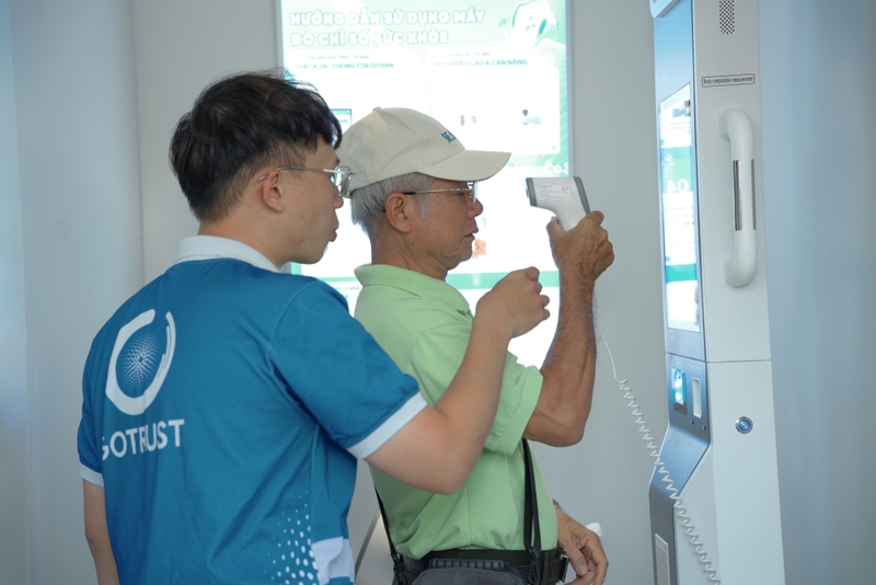 Hình 9. Long Châu và GoTrust là đơn vị vận hành các tiện ích chăm sóc sức khỏe tại Trạm Công dân số, góp phần hoàn thiện hệ sinh thái y tế số phục vụ cộng đồng..jpg