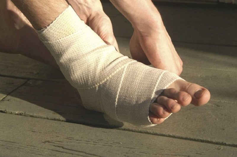 Hướng dẫn cách quấn băng đúng cách khi bị lật cổ chân 2