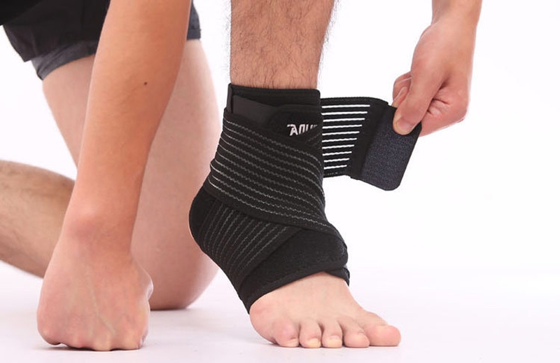 Hướng dẫn cách quấn băng đúng cách khi bị lật cổ chân 4