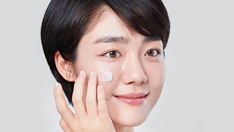 Hướng dẫn sử dụng kem dưỡng ẩm chuẩn và hiệu quả trong mùa hè 2