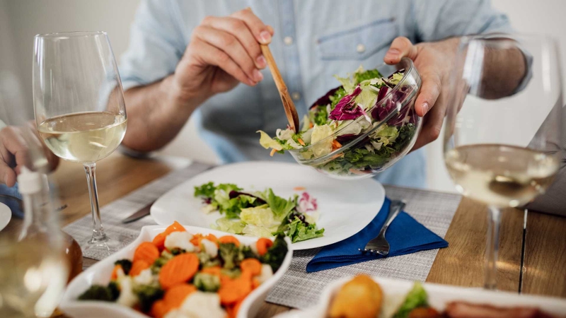 Các món ăn thanh đạm như xà lách, cá hấp hoặc cháo sẽ giúp giảm kích thích dạ dày