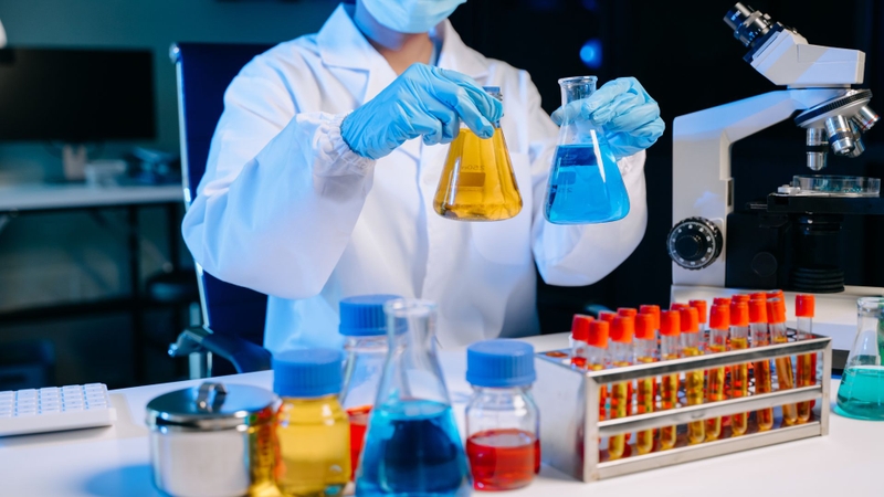 Do Hydrogen fluoride có độc tính cao và tính ăn mòn mạnh, quá trình sản xuất phải được kiểm soát chặt chẽ về nhiệt độ, áp suất và hệ thống xử lý khí