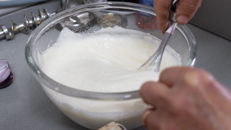 Trong ngành mỹ phẩm, Hydroxyethyl Starch được sử dụng như chất làm đặc và chất ổn định nhũ tương