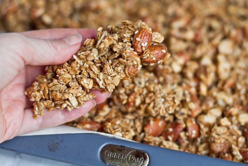 Trộn caramel với gạo lứt và hạt để cho thấm gia vị