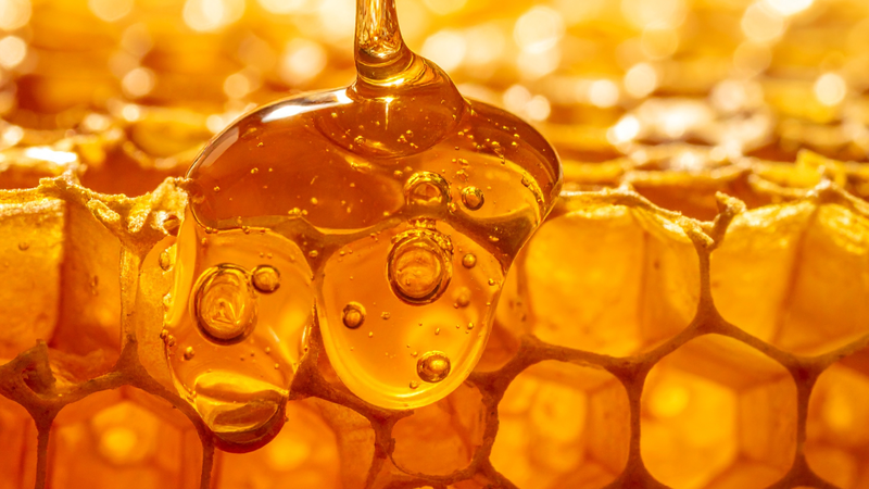 Kết hợp mật ong với vaseline giúp cải thiện da tay khô ráp, nứt nẻ hiệu quả