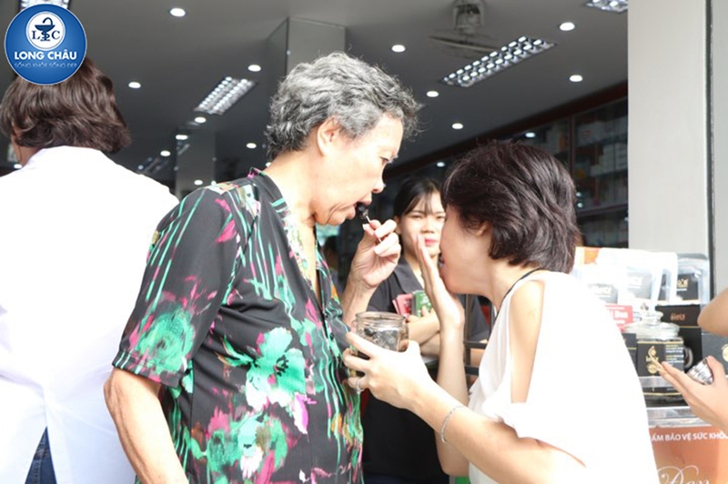 Bên cạnh đó, khách hàng còn được dùng thử Tỏi đen Leo's - Thần dược cho sức khỏe. Bên cạnh đó, khách hàng còn được dùng thử Tỏi đen Leo's - Thần dược cho sức khỏe.