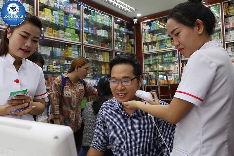 Khách hàng được trải nghiệm soi da miễn phí với các chuyên gia từ Eucerin. Khách hàng được trải nghiệm soi da miễn phí với các chuyên gia từ Eucerin.