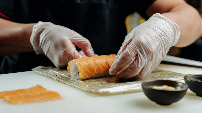 Khi chế biến sushi, bạn cần mang bao tay để tránh hơi tay làm thức ăn bị hỏng nhanh hơn và giúp đảm bảo vệ sinh an toàn thực phẩm