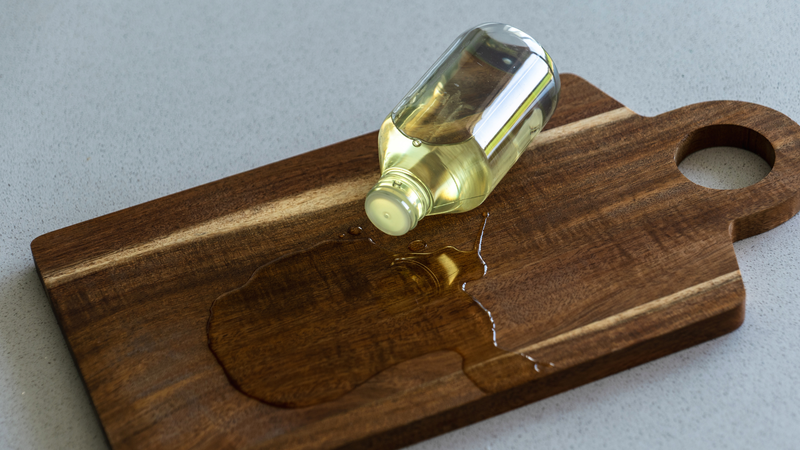 Khi lựa chọn nước tẩy trang cho tuổi dậy thì​, nên tránh những sản phẩm có chứa dầu khoáng