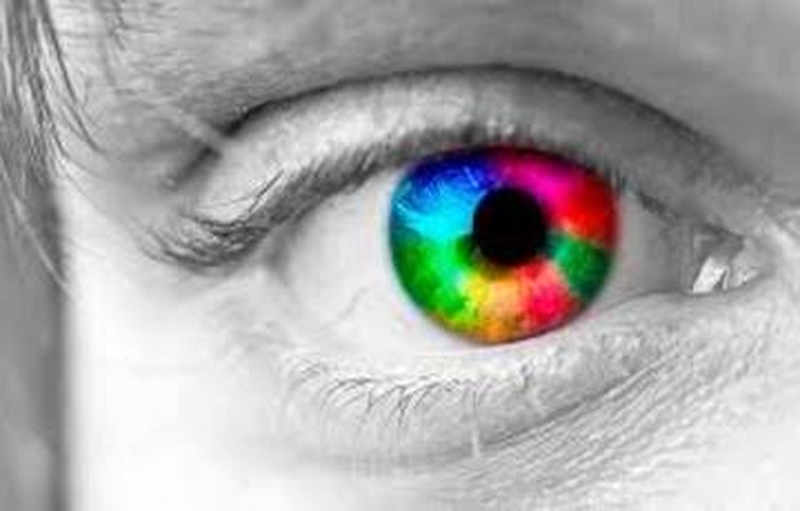 Khó nhìn thấy màu sắc và độ sáng của màu sắc như mọi người vẫn nhìn là một trong những triệu chứng của bệnh mù màu 3