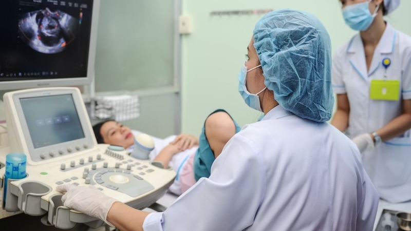 Nhiều nguyên nhân có thể dẫn đến việc xuất hiện khối echo hỗn hợp trong lòng tử cung