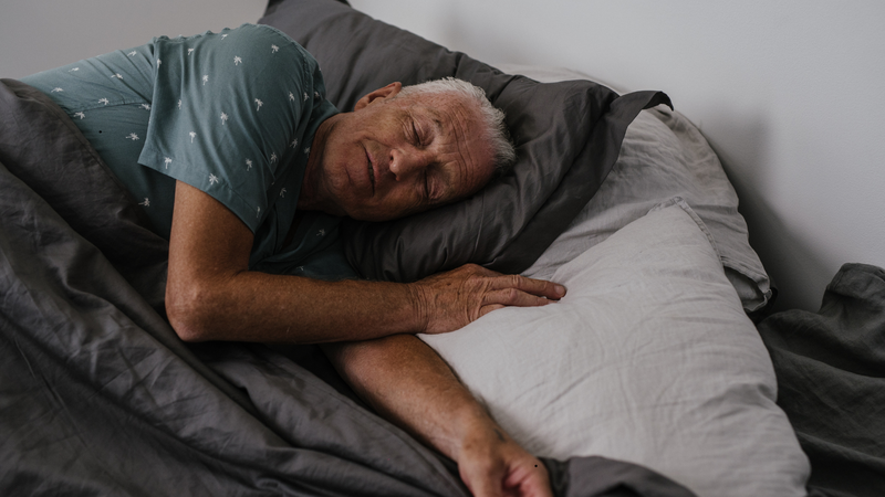 Không vận động thường xuyên, bị stress và căng thẳng kéo dài có thể gây mất ngủ ở người cao tuổi