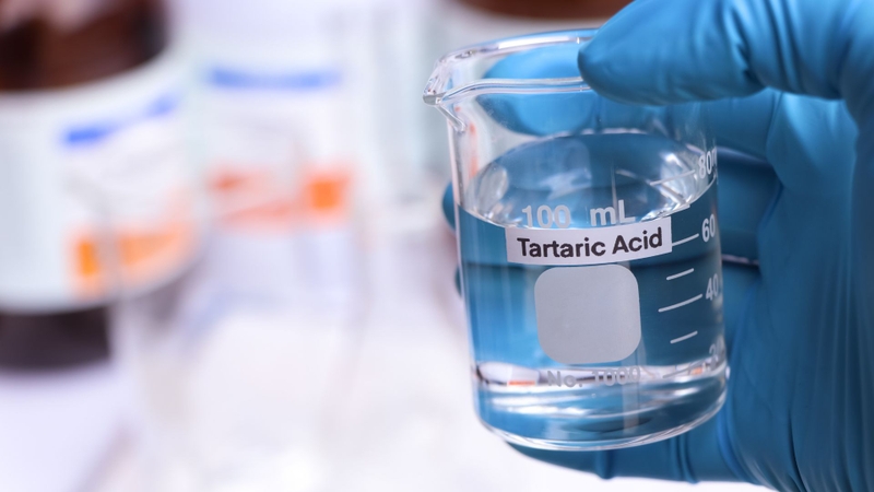 L-tartaric acid được thêm trực tiếp vào sản phẩm hoặc công thức chế biến
