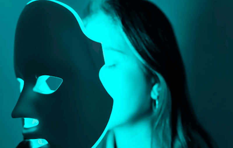 Lieu-phap-dieu-tri-mun-bang-anh-sang-xanh-co-hieu-qua-khong 3.png