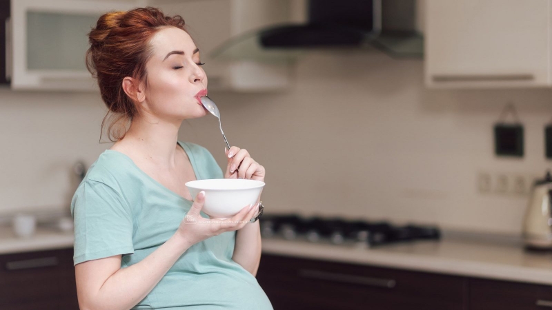 bà bầu có nên ăn khuya không