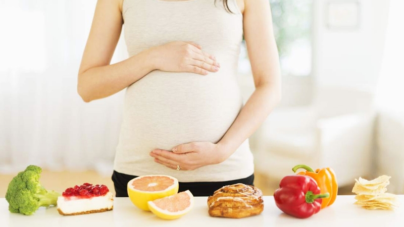 bà bầu nên chia nhỏ bữa chính thành nhiều bữa phụ