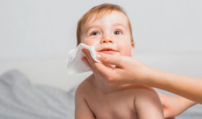 Nên dùng khăn vải khô đa năng hay khăn ướt