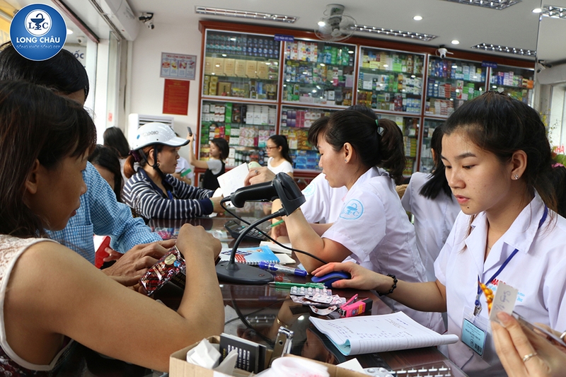 Dược sĩ tại Long Châu luôn chú trọng tư vấn cho khách hàng với tiêu chí 4 đúng: đúng thuốc, đúng liều, đúng cách và đúng giá. Dược sĩ tại Long Châu luôn chú trọng tư vấn cho khách hàng với tiêu chí 4 đúng: đúng thuốc, đúng liều, đúng cách và đúng giá.