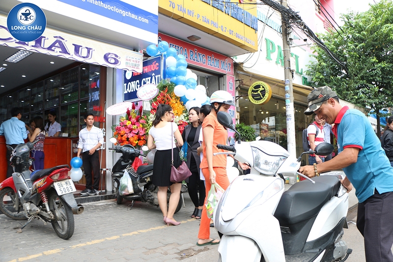 Bà con hớn hở ra về trong niềm vui phấn khởi. Bà con hớn hở ra về trong niềm vui phấn khởi.