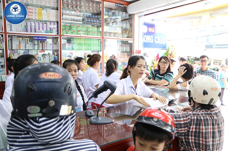 Các cô, các anh, các chị, các em nô nức đến Long Châu 6 để tham dự lễ khai trương và mua thuốc. Các cô, các anh, các chị, các em nô nức đến Long Châu 6 để tham dự lễ khai trương và mua thuốc.