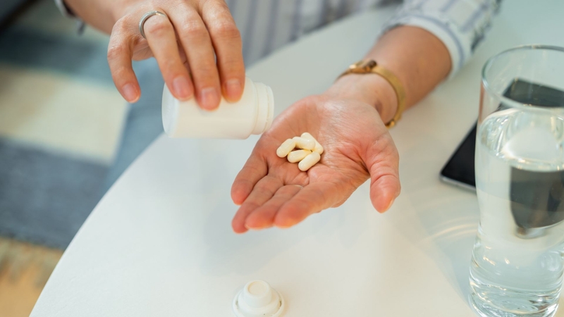 Lorlatinib được dùng đường uống, nên uống vào cùng một thời điểm mỗi ngày để duy trì nồng độ thuốc ổn định trong cơ thể