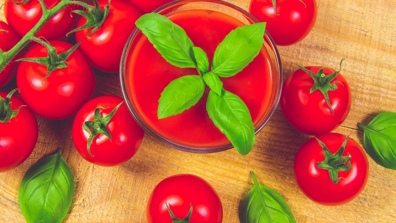 Lycopene hấp thu tốt nhất qua thực phẩm tự nhiên, đặc biệt từ các nguồn màu đỏ như cà chua chín, sốt cà chua, nước ép cà chua, dưa hấu và ổi ruột đỏ