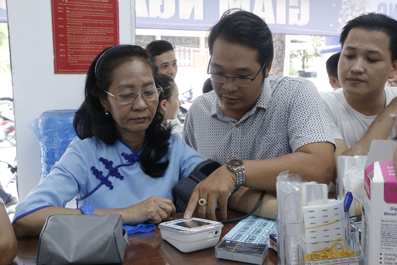 Long Châu đo khám huyết áp miễn phí