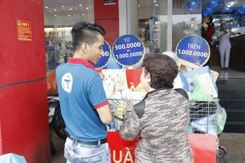 Tặng quà khai trương cho tất cả khách hàng tại Long Châu Lê Đại Hành