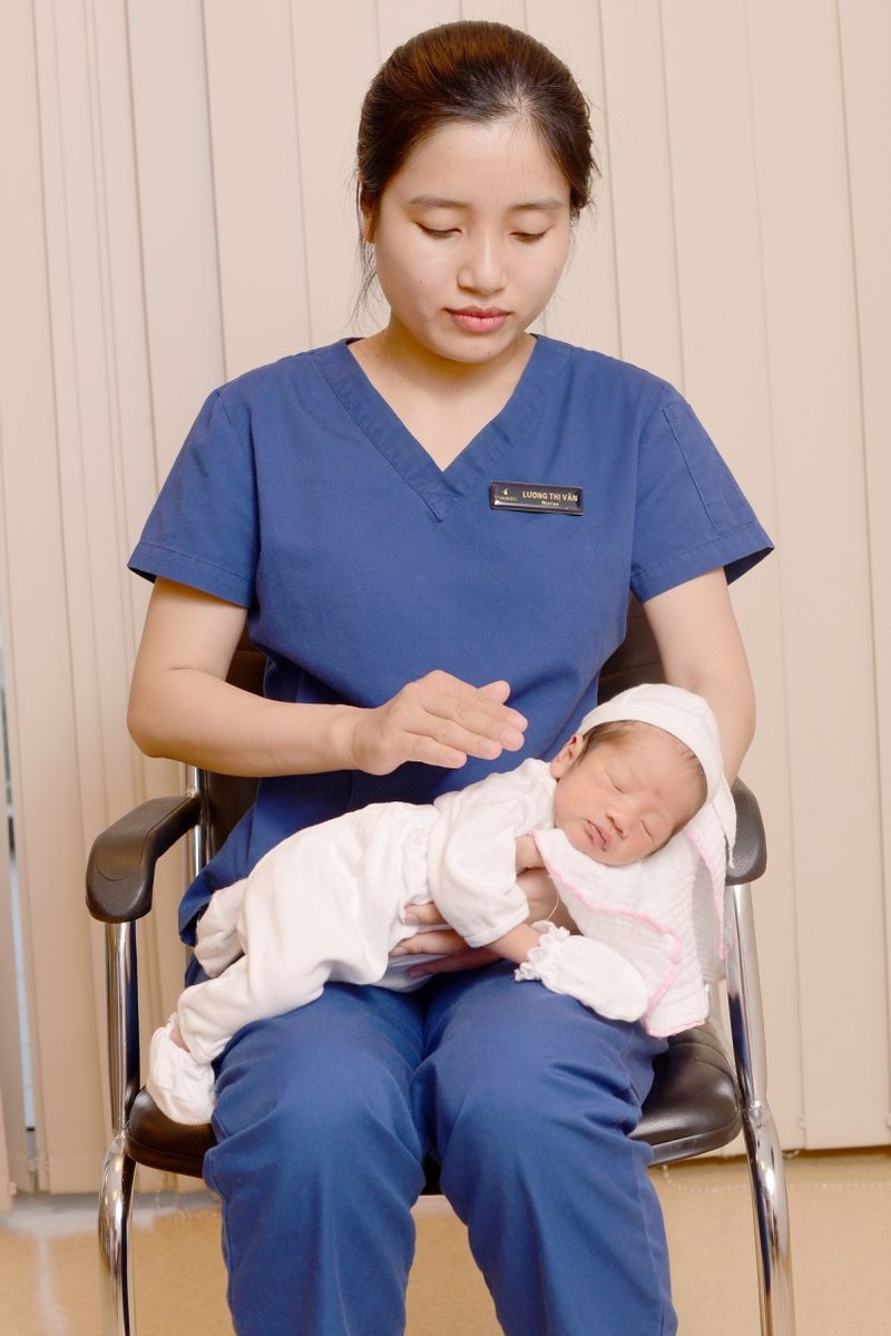 Mách mẹ cách vỗ ợ hơi cho trẻ sơ sinh hiệu quả cao và không gây tổn thương bé 2