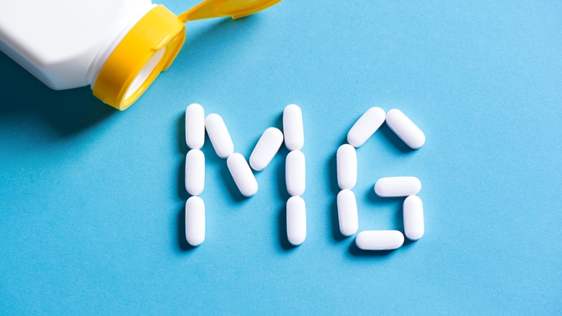 Magnesium aspartate phát huy tác dụng chính bằng cách cung cấp ion magiê (Mg²⁺), giúp bù đắp lượng magiê thiếu hụt trong cơ thể