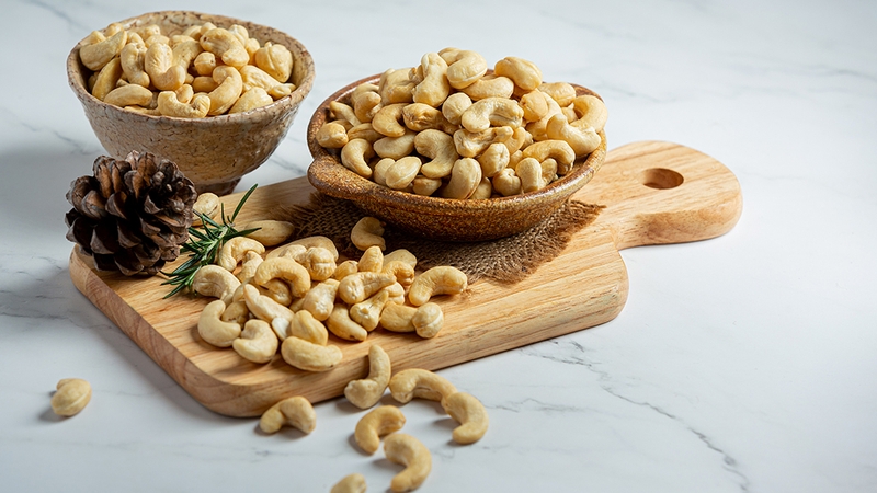 Mẹ bỉm sữa sau sinh ăn hạt điều được không 1