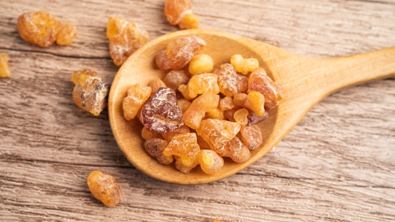 Myrrh là một loại nhựa thơm tự nhiên thu được từ các vết rạch trên thân cây Commiphora