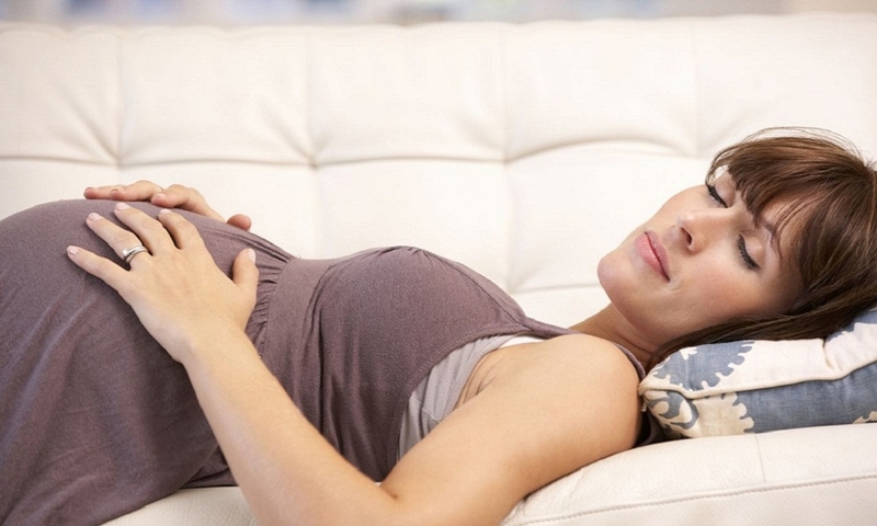 Nằm ngửa bụng cứng khi mang thai có nguy hiểm hay không? Nguyên nhân là gì? 1