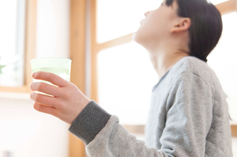Có nên vệ sinh răng miệng bằng nước muối