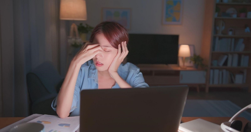 thức khuya hại gan