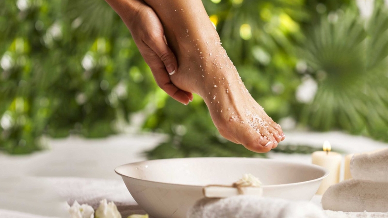 Ngâm chân bằng nước muối mang đến lợi ích gì cho cơ thể 2