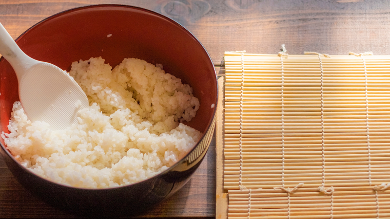 Nguyên liệu quan trọng nhất của sushi là cơm, nếu bảo quản sai cách sẽ bị khô cứng, khiến món sushi trở nên kém hấp dẫn về mặt hương vị