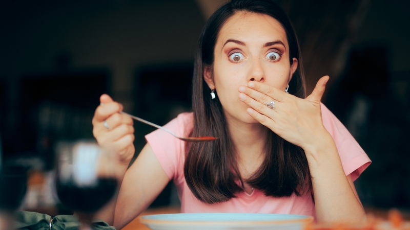 Ăn quá no hoặc quá nhanh là một trong những nguyên nhân bị nấc cụt phổ biến